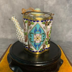 A FINE SMALL CLOISONNE ENAMEL MADE TEA CUP FIGURE WITH JADE LID