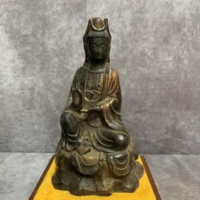A SMALL BRONZE GUAN YIN BUDDHA STATUE