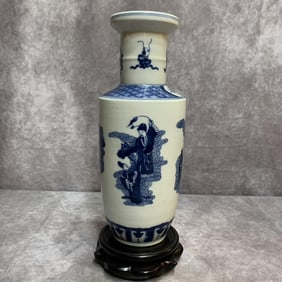 A FINE BLUE AND WHITE GLAZED FLOWER PATTERN PORCELAIN VASE