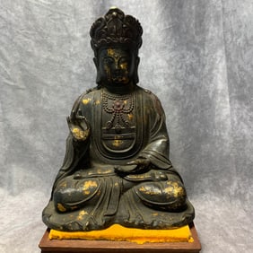 A FINE GILDED BRONZE SEATED SHAKYAMUNI BUDDHA