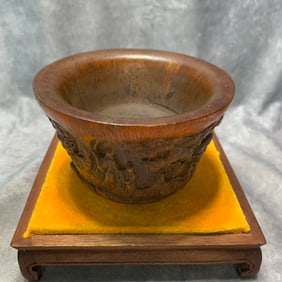 QIAN LONG PERIOD MARKED HORN CARVING BOWL WITH FIGURES