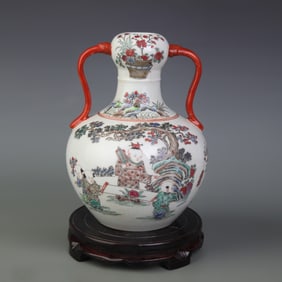 FAMILLE ROSE FIGURE AND RIBBON GARLIC-HEAD PORCELAIN VASE