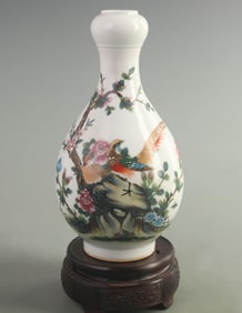 FAMILLE ROSE BIRD-AND-FLOWER GARLIC-HEAD VASE