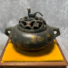 GILT BRONZE “MAGPIE ON PLUM?? FLOWER-LID INCENSE BURNER