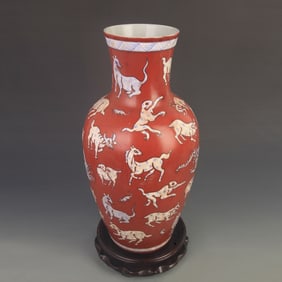 FAMILLE-ROSE RED-GROUND HUNDRED BEASTS PATTERN PORCELAIN VASE
