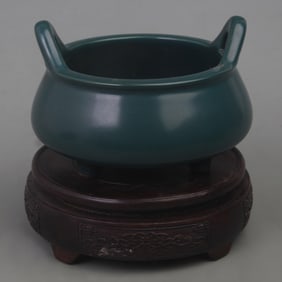A DARK GREEN GLAZED PORCELAIN INCENSE BURNER
