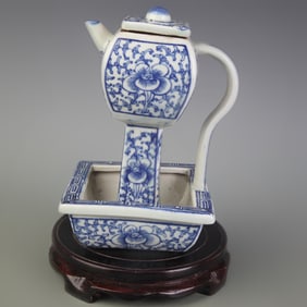 BLUE AND WHITE FLORAL PATTERN PORCELAIN OIL LAMP