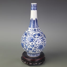 BLUE AND WHITE FLORAL GALLBLADDER-SHAPED PORCELAIN VASE