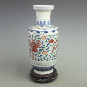 A FINE DOUCAI DRAGON AND FLOWER PATTERN PORCELAIN VASE