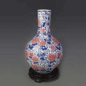BLUE AND WHITE WITH UNDERGLAZE RED FLORAL-PATTERNED GLOBULAR VASE