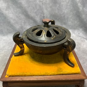 BRONZE THREE-LEGGED CENSER WITH "XUAN" MARK