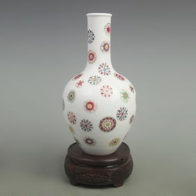 RARE FAMILLE ROSE FLOWER PATTERN LONG NECK VASE