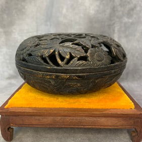 A FINE FLOWER PATTERN HOLLOW CARVED BRONZE CENSER
