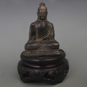 A FINE BRONZE GUANYIN STATUE