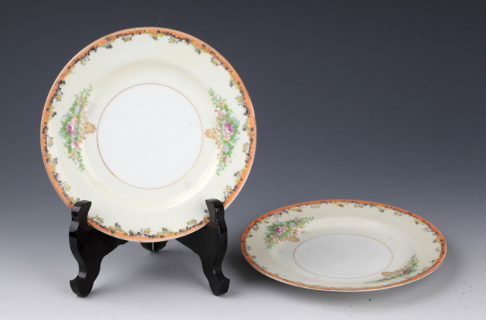 PAIR OF PINK COLOR PAINTED PORCELAIN PLATE: Republic Period, Diameter: 6.5 inch;