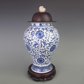 RARE BLUE AND WHITE FLOWER PATTERN VASE WITH REDWOOD LID