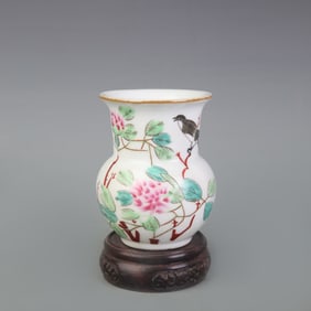A FINE FAMILLE ROSE FLOWER AND BIRD PATTERN TABLE JAR