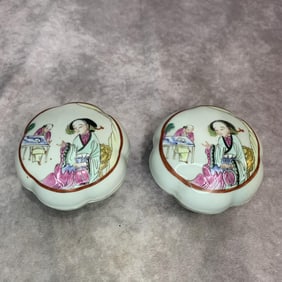 PAIR OF FAMILLE ROSE PORCELAIN BOXES WITH FEMALE PATTERNS