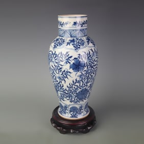 A FINE BLUE-AND-WHITE FLORAL PATTERN PORCELAIN VASE