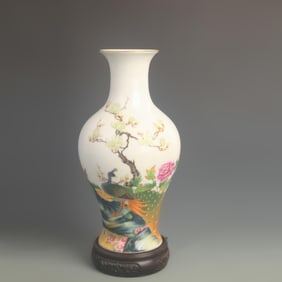A FINE FAMILLE ROSE FLORAL PATTERN GUANYIN STYLE PORCELAIN VASE