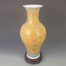 A FINE FAMILLE ROSE BEAST PATTERN PORCELAIN GUANYIN VASE