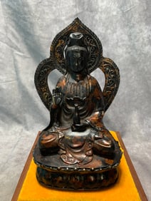 A FINE BRONZE SEATED GUANYIN STATUE