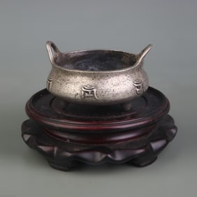 A FINE WHITE BRONZE BRIDGE EAR THREE-LEGGED INCENSE BURNER