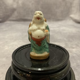 A FINE FAMILLE ROSE FIGURE PORCELAIN SNUFF BOTTLE