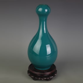 GREEN-GLAZED GARLIC HEAD STYLE PORCELAIN VASE