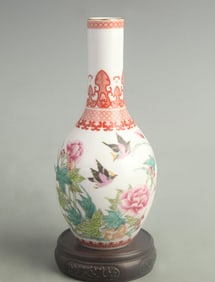 FAMILLE-ROSE PEONY AND DOUBLE-SWALLOW LONG-NECK VASE
