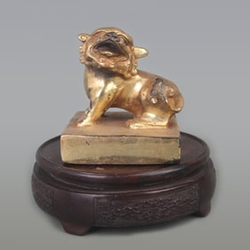 GILT BRONZE FOUR-SIDED SEAL WITH BEAST HEADS