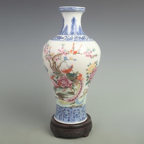 FAMILLE-ROSE BLUE-AND-WHITE 'WELCOMING THE MOON' PORCELAIN VASE