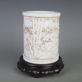 A FINE DEHUA KILN WHITE PORCELAIN CARVED BIRD BRUSH POT