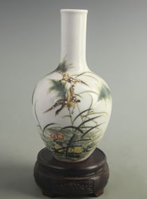 FAMILLE ROSE GOOSE PATTERN CELESTIAL GLOBE PORCELAIN VASE