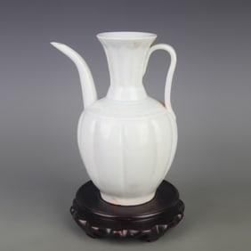 A FINE YING QING-GLAZED PORCELAIN EWER