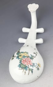A FINE PORCELAIN LUTE PATTERN FIGURE