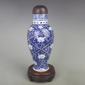 RARE BLUE AND WHITE FLOWER PATTERN PORCELAIN VASE WITH REDWOOD LID