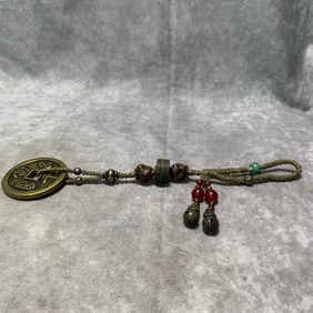 COIN-SHAPED PENDANT WITH CRYSTAL AND AMBER