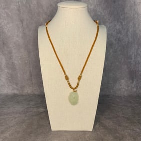 A FINE HE TIAN JADE MADE NECKLACE