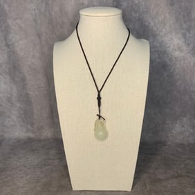 A FINE HE TIAN JADE MADE NECKLACE
