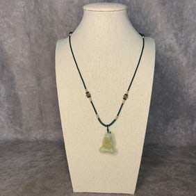 A FINE HE TIAN JADE MADE NECKLACE