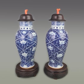 PAIR OF BLUE AND WHITE FLOWER PATTERN GENERAL STYLE PORCELAIN JARS