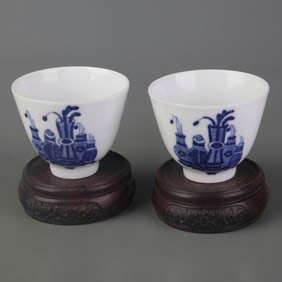 PAIR OF BLUE AND WHITE FLORAL PATTERN SMALL CUPS