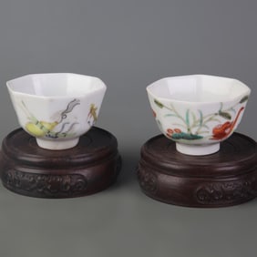 PAIR OF FAMILLE-ROSE FLORAL PATTERN SMALL CUPS