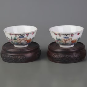 PAIR OF SMALL FAMILLE ROSE BOWLS WITH FRUIT AND FLOWER PATTERNS