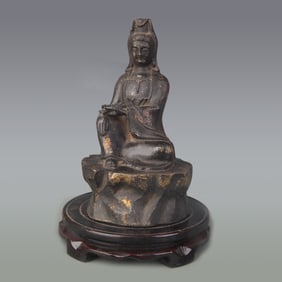 A FINE BRONZE GUANYIN STATUE