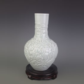 CELADON GLAZE GLOBE PORCELAIN VASE WITH CARVED FIGURES