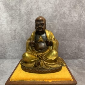 A FINE BRONZE LU HAN STATUE