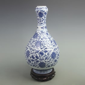 BLUE-AND-WHITE ENTWINED LOTUS GARLIC-HEAD PORCELAIN VASE