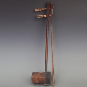A FINE CHINESE MUSICAL INSTRUMENT - ERHU